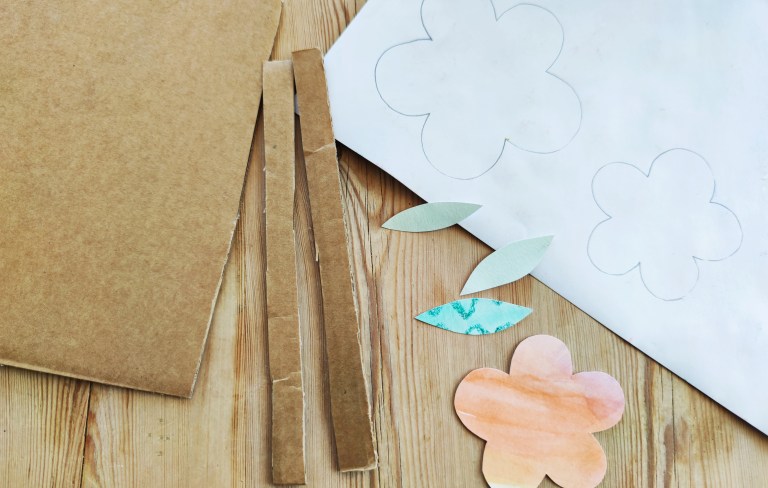 blomst av papp, plastkork og malte ark