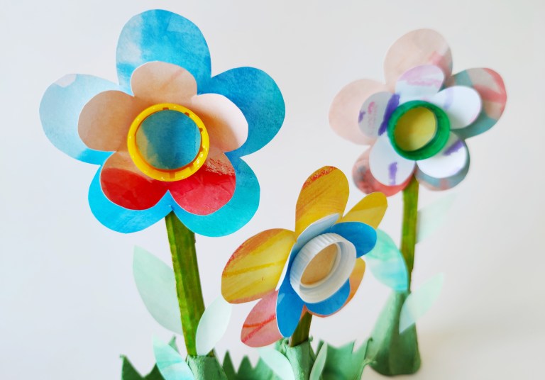 blomster av gjenbruksmaterialer