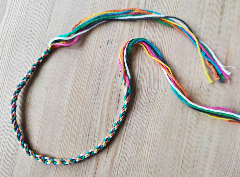flettet bånd med syv tråder